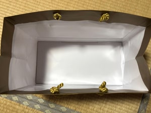 小型の美容機器 十分に梱包 デパートの紙袋利用